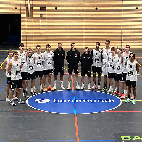 Mannschaftsfoto Hessing Kangaroos mit baramundi Logo auf dem Hallenboden