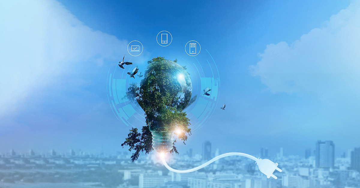 Symbolische Darstellung von Energieeffizienz mit einem grünen Glühbirnenbaum, umgeben von digitalen Geräten und einem Stromstecker, vor einer Stadtlandschaft